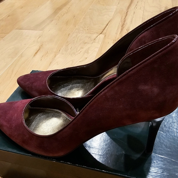 Elegant Burgundy Suede Pumps - Picture 2 of 4